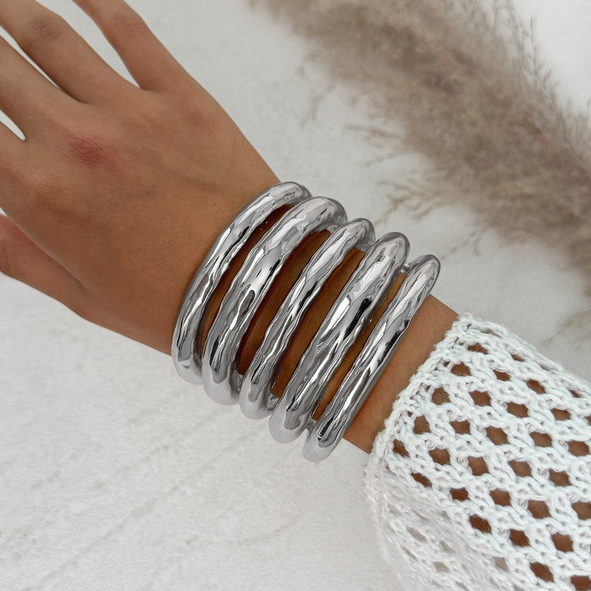 Sinuous Handcuff