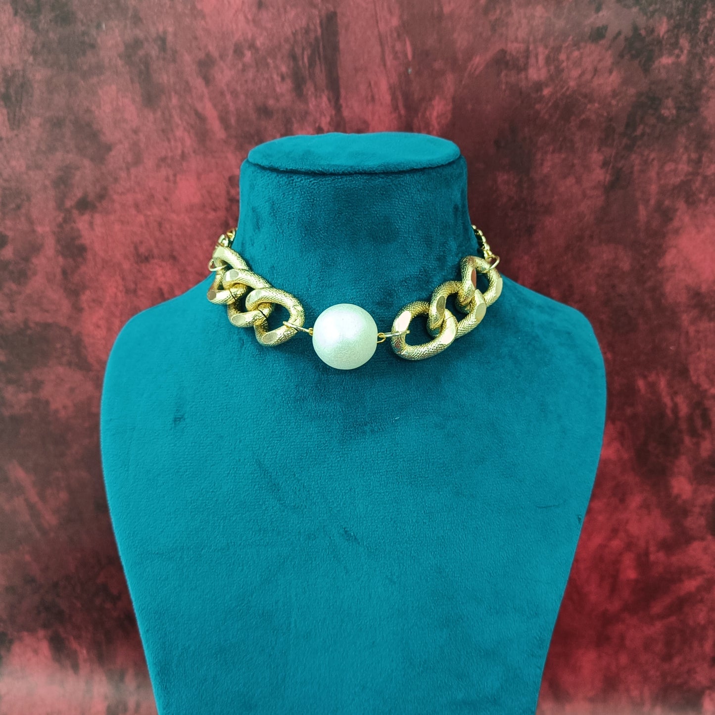 One Pearl Choker - Bold