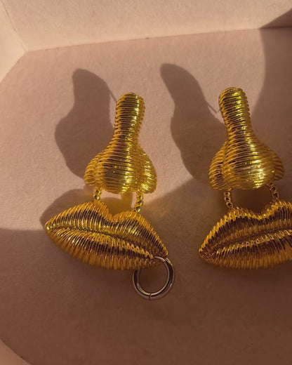 Golden Pout Earring